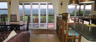 Luxury Thatched Villa With Balcony Overlooking Johannesburg - Sleeps Six