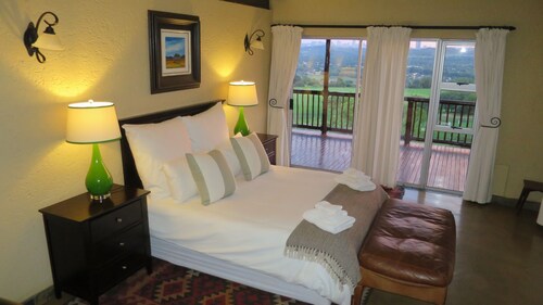 Luxury Thatched Villa With Balcony Overlooking Johannesburg - Sleeps Six