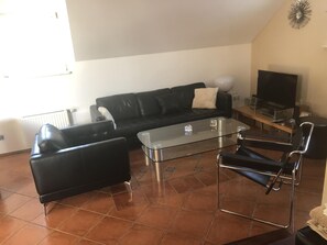 Téléviseur, foyer, lecteur de DVD, livres