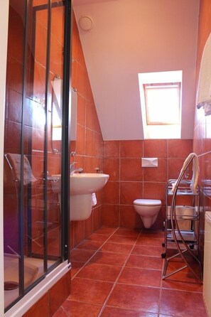 Badewanne, Haartrockner, Handtücher, Toilettenpapier