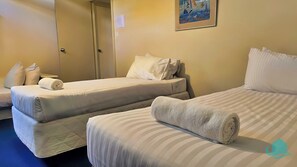 3 chambres, fer et planche Ă repasser
