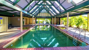 Alberca techada y 2 albercas al aire libre