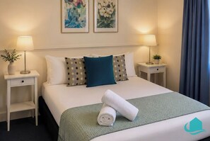 3 bedrooms, iron/ironing board, WiFi, bed sheets - Oystercatcher at Raffertys Resort- family villa (Cams Wharf)