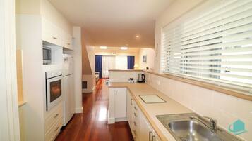 Coffee/tea maker, full-sized fridge, microwave, oven