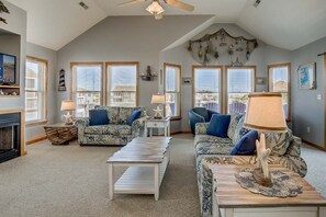 テレビ、DVD プレーヤー、テーブルサッカー台