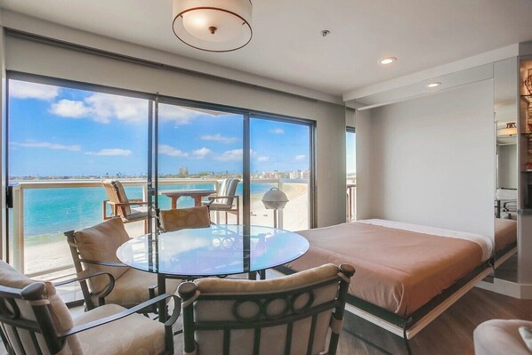 1 bedroom, iron/ironing board, WiFi, bed sheets - Nancy's Riviera Villa: Bayfront+beach+parking (San Diego)