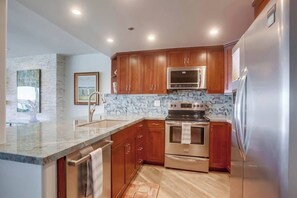 Private kitchen - Nancy's own with Bayfront balcony, parking, bikes (San Diego)