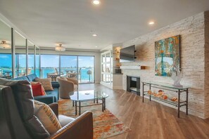 TV, fireplace - Nancy's Riviera Villa: Bayfront+beach+parking (San Diego)
