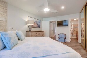 Room - Nancy's own with Bayfront balcony, parking, bikes (San Diego)