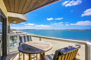 Property grounds - Nancy's Riviera Villa: Bayfront+beach+parking (San Diego)