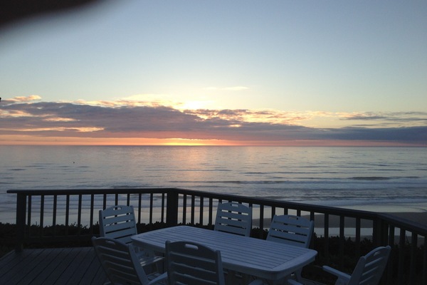 Beatiful evening sunset, calm on the horizon