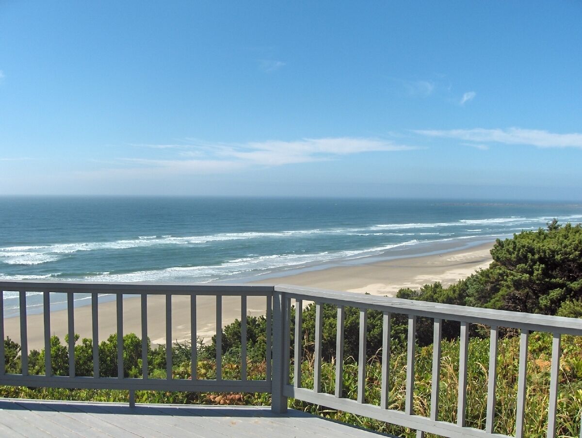 En la playa y camastros 