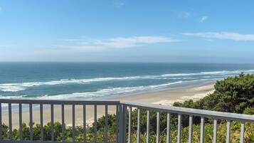 En la playa y camastros