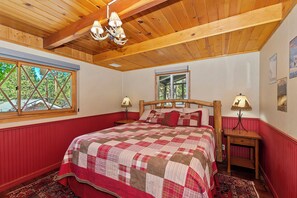 3 bedrooms, desk, free WiFi, bed sheets - Detached Rec Room! Central HEAT & FIREPLACE in Cabin... "Stay warm, my friends!" (Big Bear Lake)