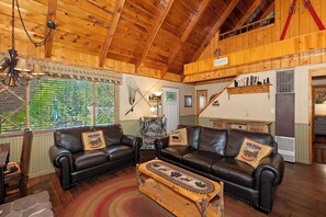 Smart TV, fireplace, video games, Netflix - Detached Rec Room! Central HEAT & FIREPLACE in Cabin... "Stay warm, my friends!" (Big Bear Lake)