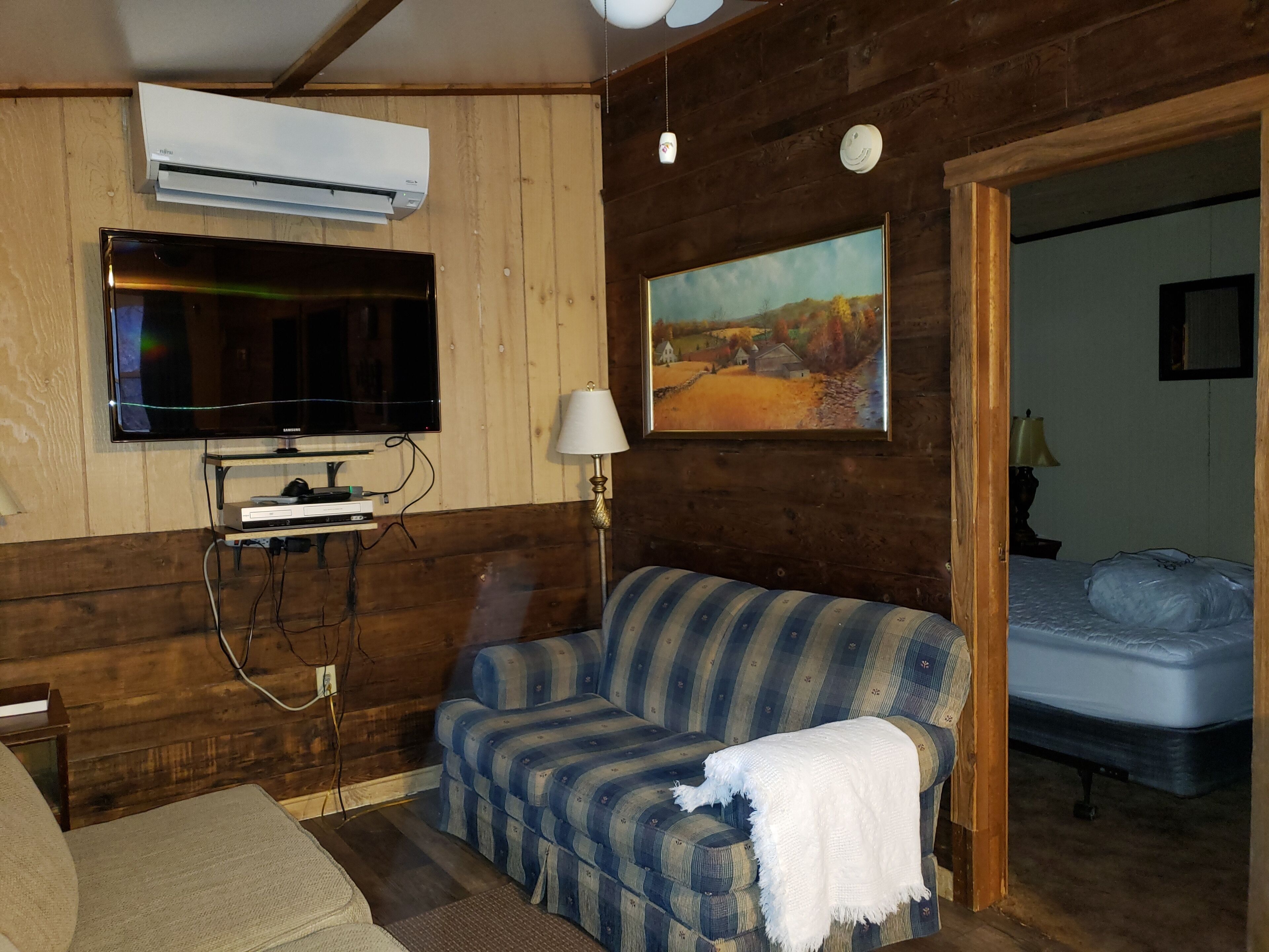 Affordable cabin near Raystown Lake, minutes from Seven Points & Allegrippas Tr