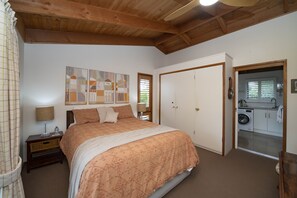1 bedroom, in-room safe, desk, iron/ironing board - "The Studio" Armidale (Armidale)