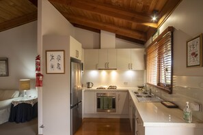 Fridge, microwave, oven, stovetop - "The Studio" Armidale (Armidale)