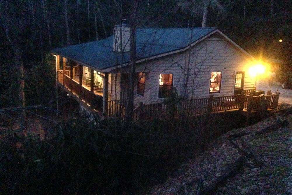 Beautiful, private and charming Cabin set in the Beauty of Nature.