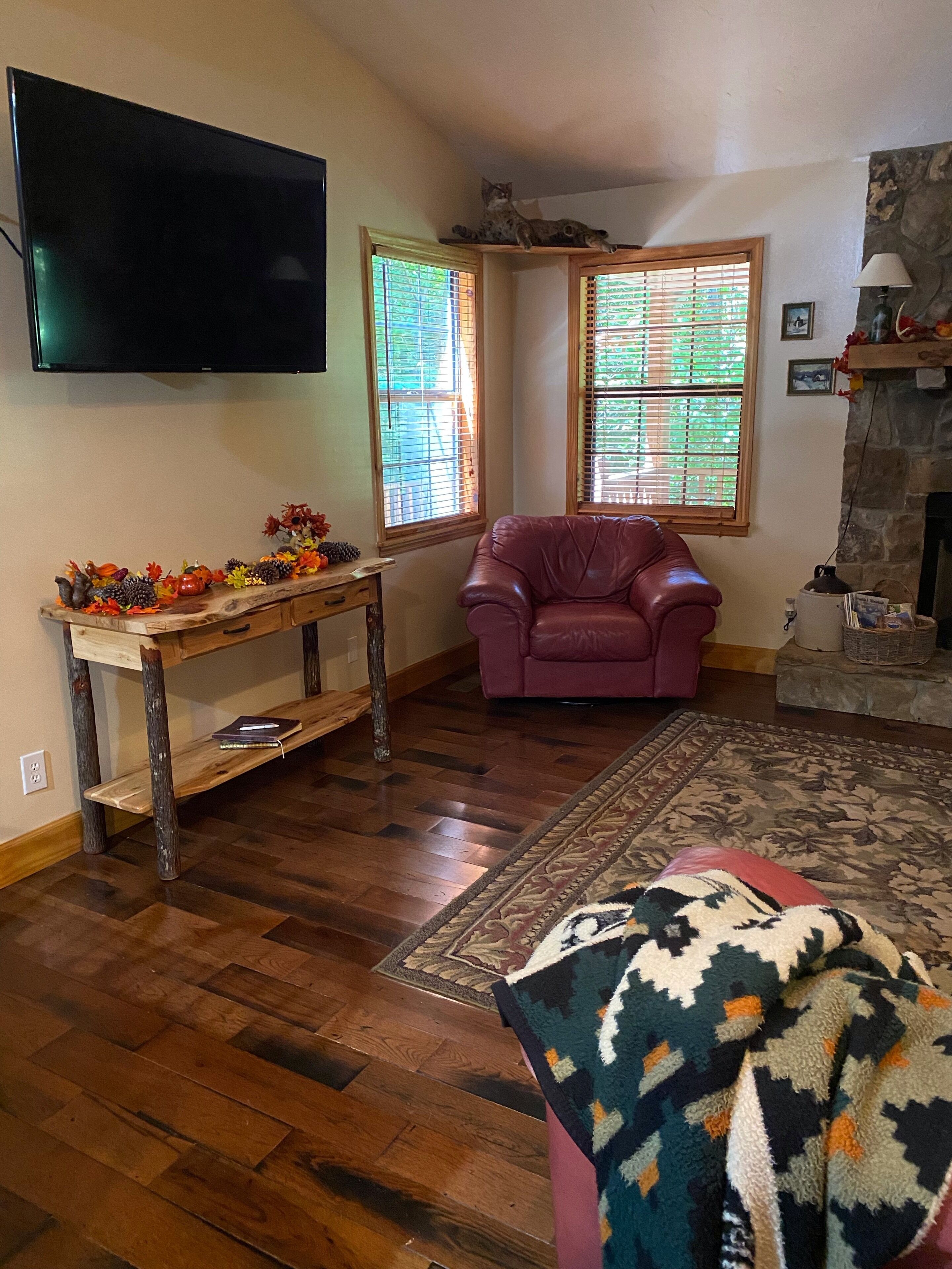 Beautiful, private and charming Cabin set in the Beauty of Nature.