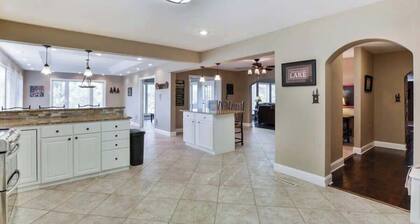 Esta casa de campo es una obra maestra única con mesa de billar.Cerca de las leyendas del golf