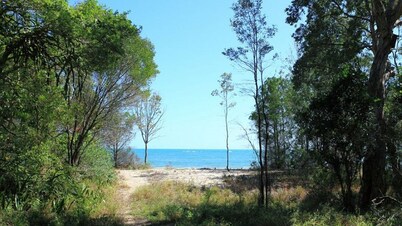 Wags On The Beach - Toogoom - Beachfront- 4BR-Aircon- Pets OK