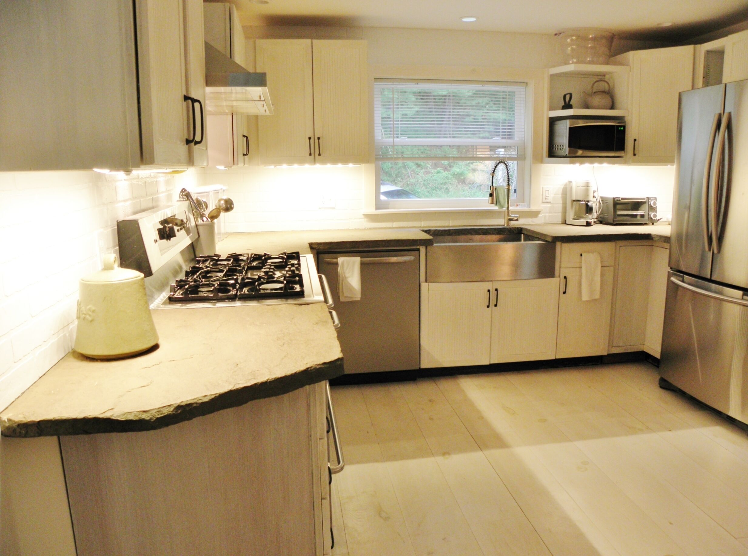 Serene luxurious lakefront w hot tub steps from Main St in hip Narrowsburg
