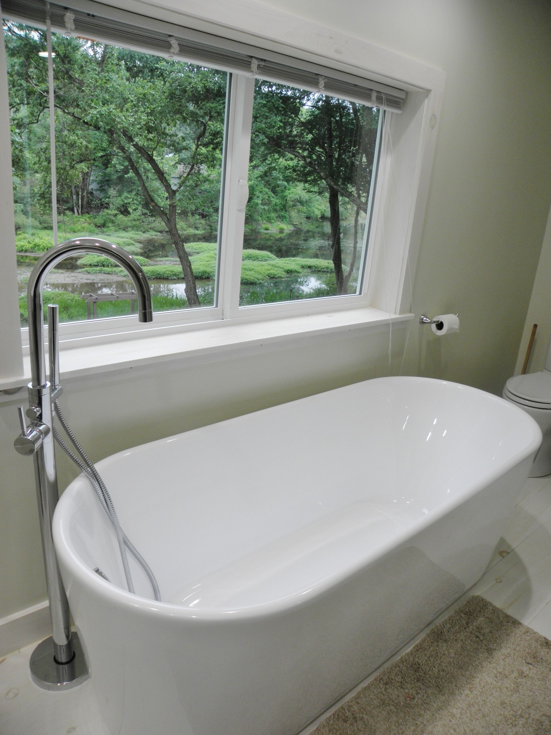 Serene luxurious lakefront w hot tub steps from Main St in hip Narrowsburg
