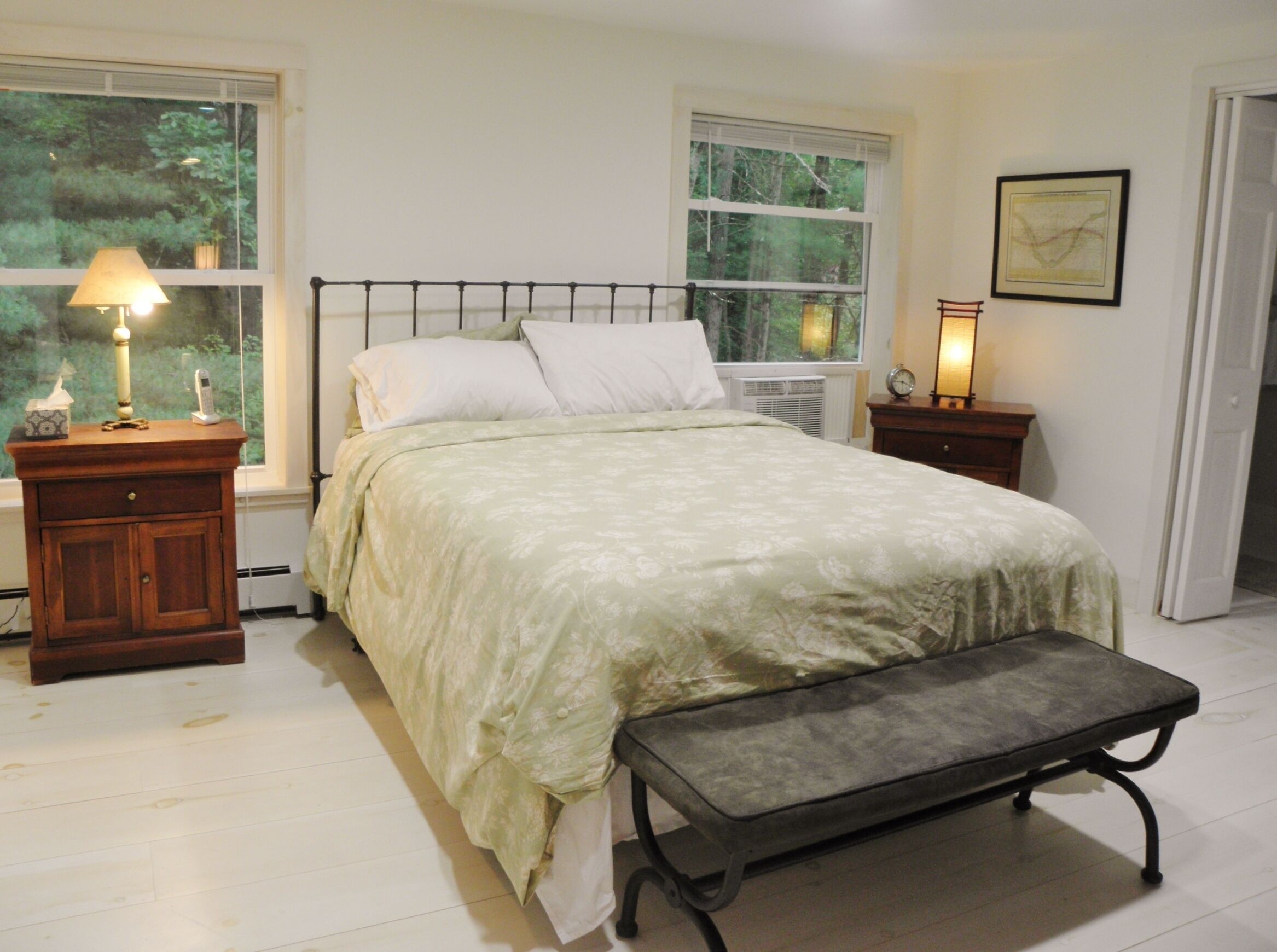 Serene luxurious lakefront w hot tub steps from Main St in hip Narrowsburg
