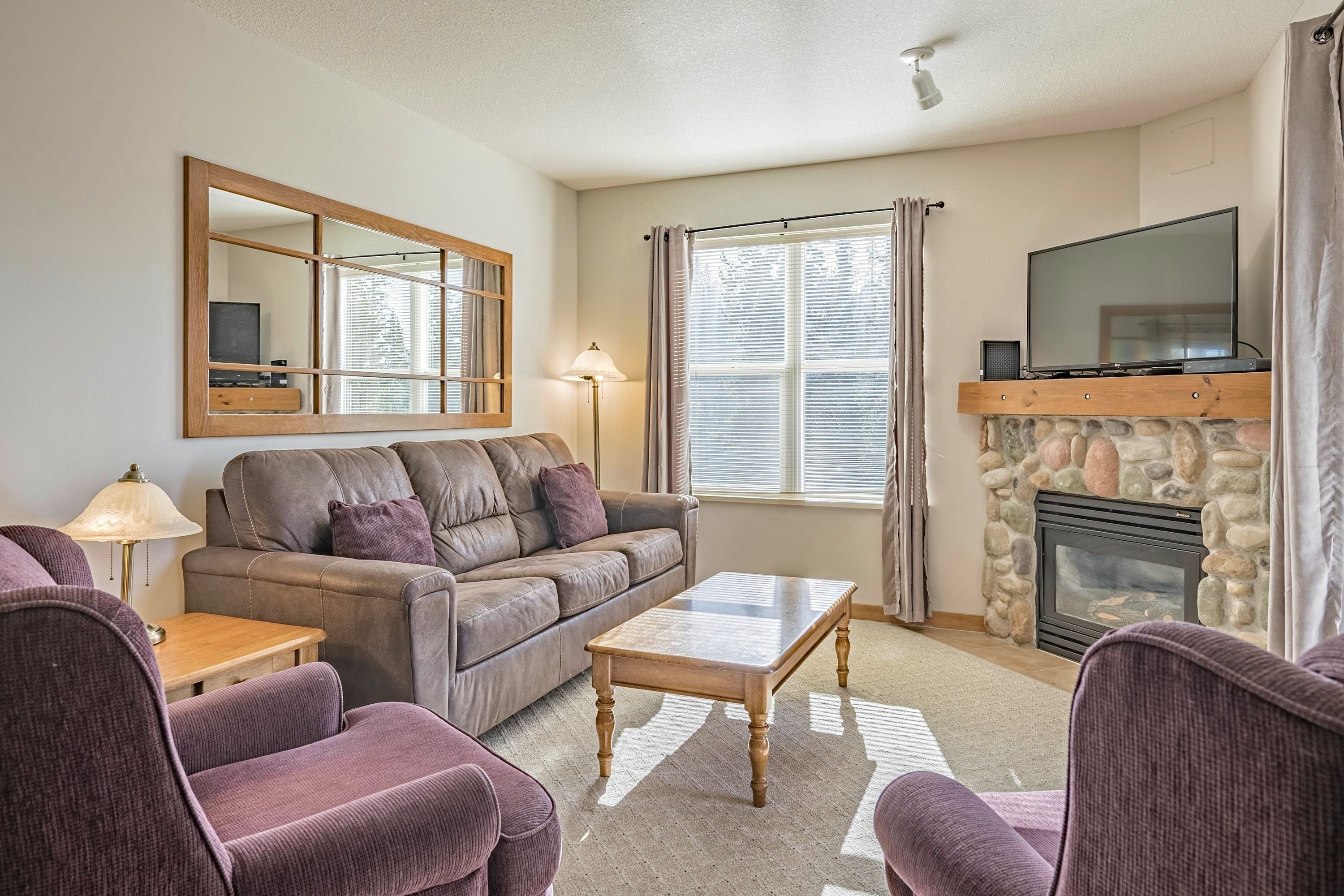  Large Corner Quiet Top Floor Condo at the Foot of Silver Queen Chairlift