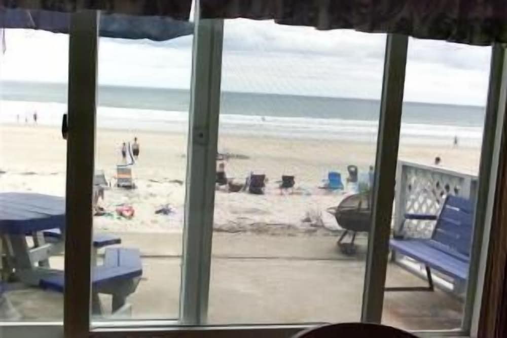 Right on the Beach Relax