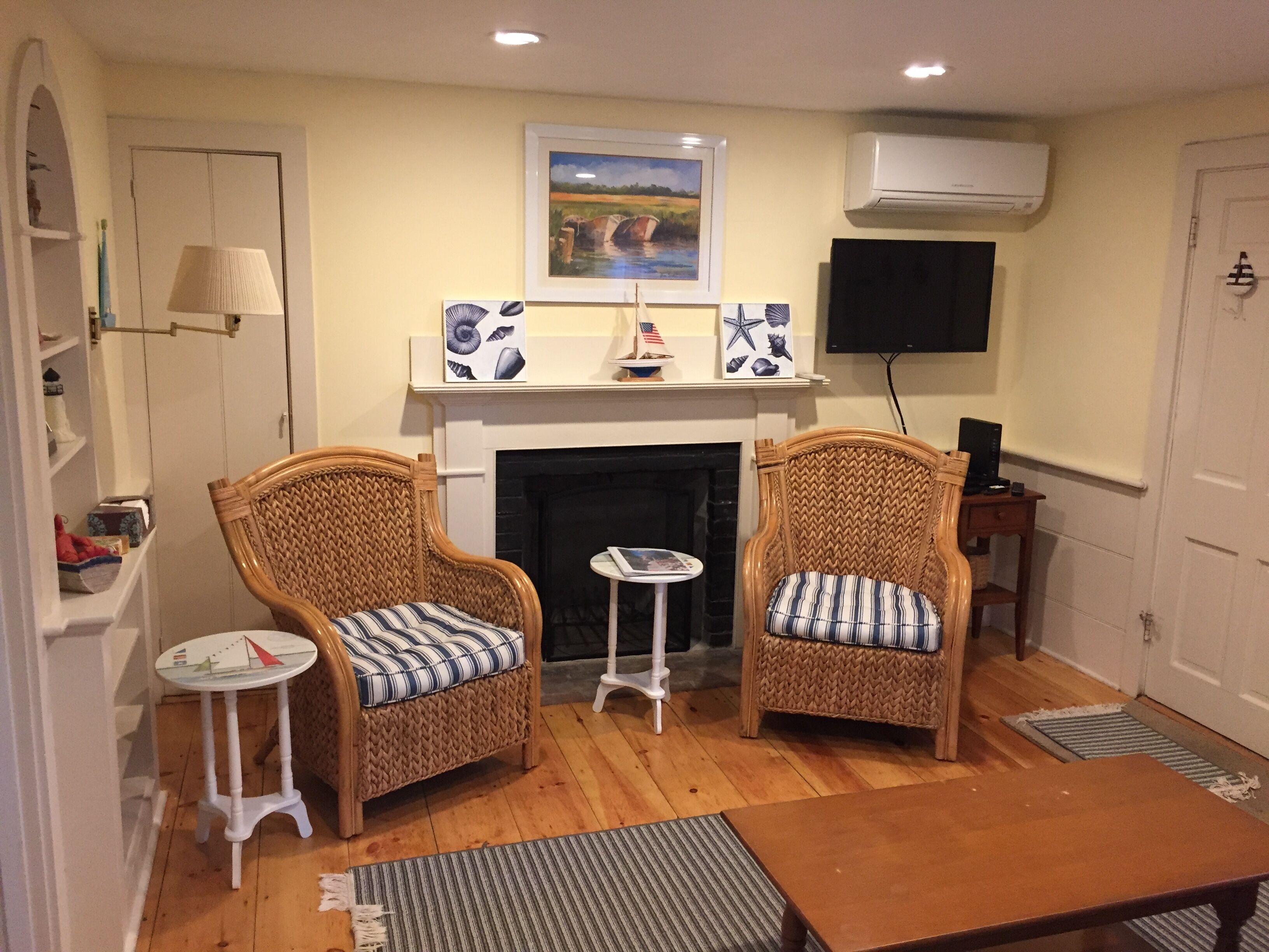 <br>Walk to Private Beach, 2 Br Cottage, AC, WiFi