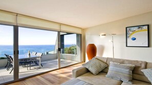TV, DVD player, books, video library - Spectacular Views Apartment: Bay Panorama (Lorne)