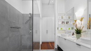 Dusj, hårføner, såpe og sjampo