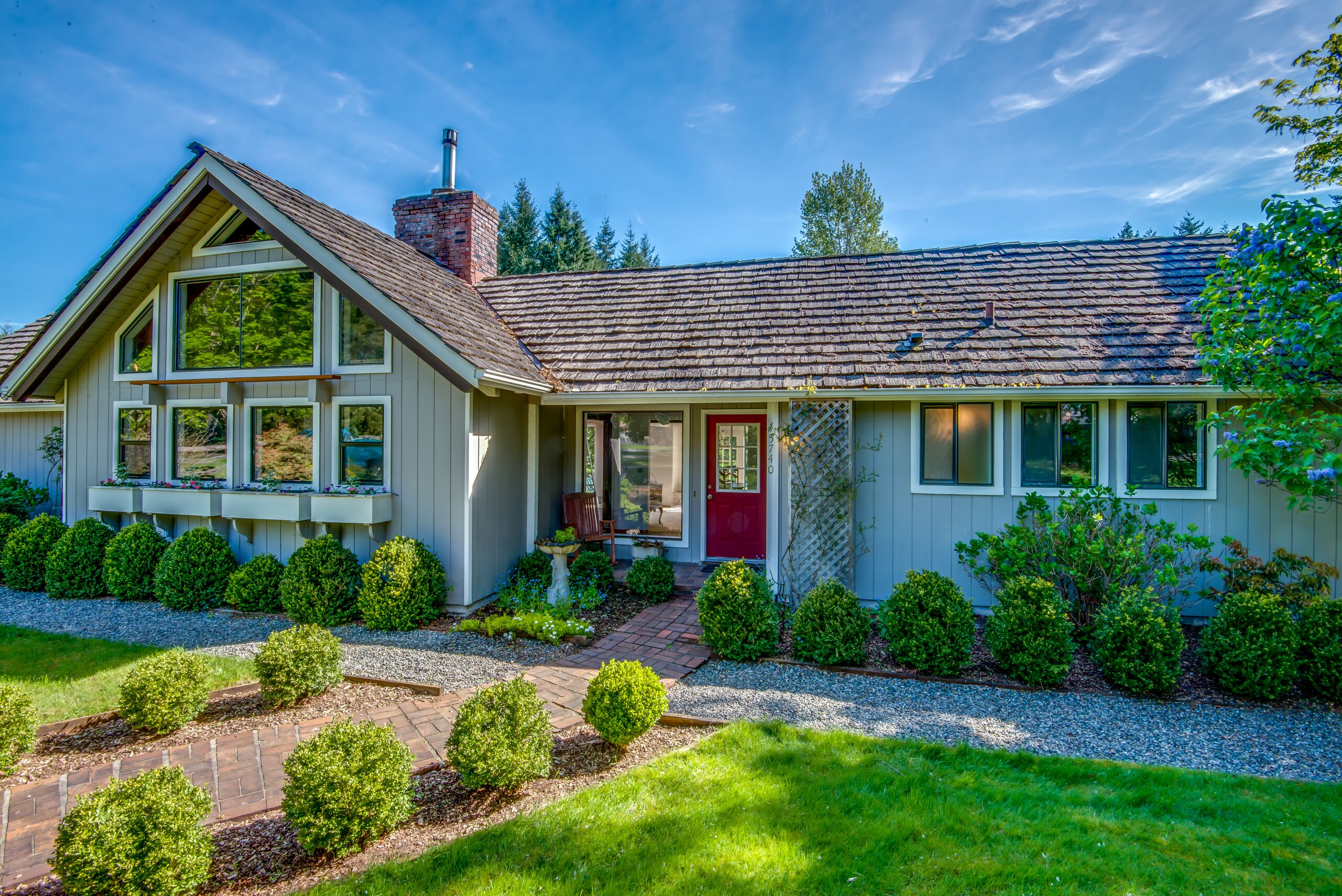 Mountain Modern Guest Home-3 acre Lawns, Pond and Gardens