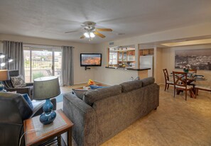 Smart-TV, DVD-spiller, bøker og filmbibliotek