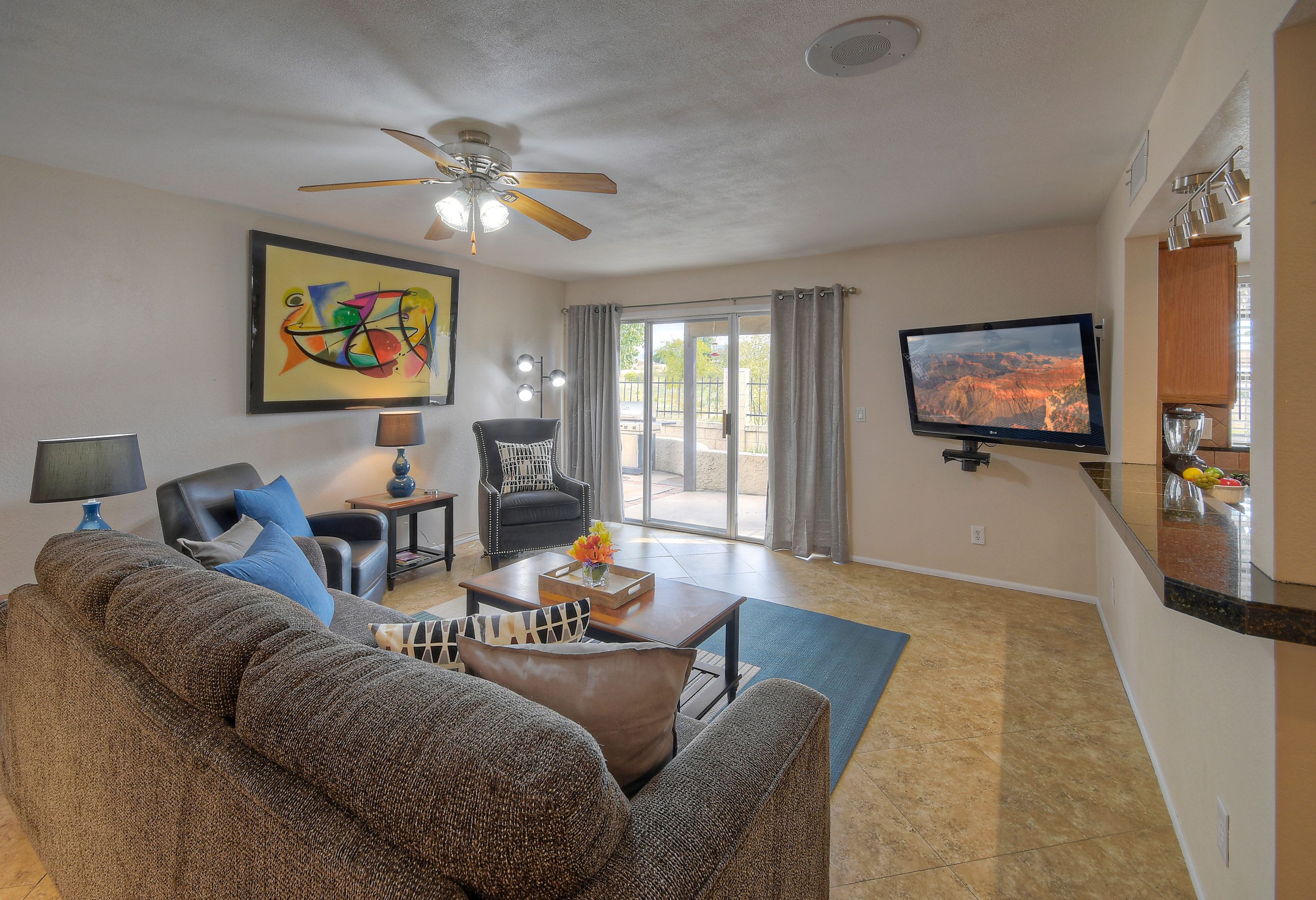 One Story "Rat Pack" Patio Home, Near GOLF & Trails, Heated Comm POOL/SPA, Walk to Dine & Shop