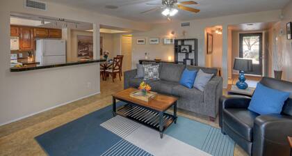 One Story "Rat Pack" Patio Home, Near GOLF & Trails, Heated Comm POOL/SPA, Walk to Dine & Shop