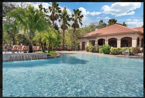 A heated pool - Magnificent Award Winning Newly Renovated Condo Near Disney 2+2 Great Amenities (Davenport)