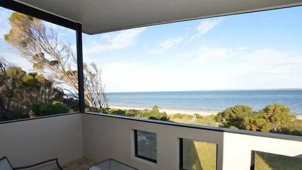 A balcony with a view of the beach and ocean. - Wahroonga On The Water (Kingscote)
