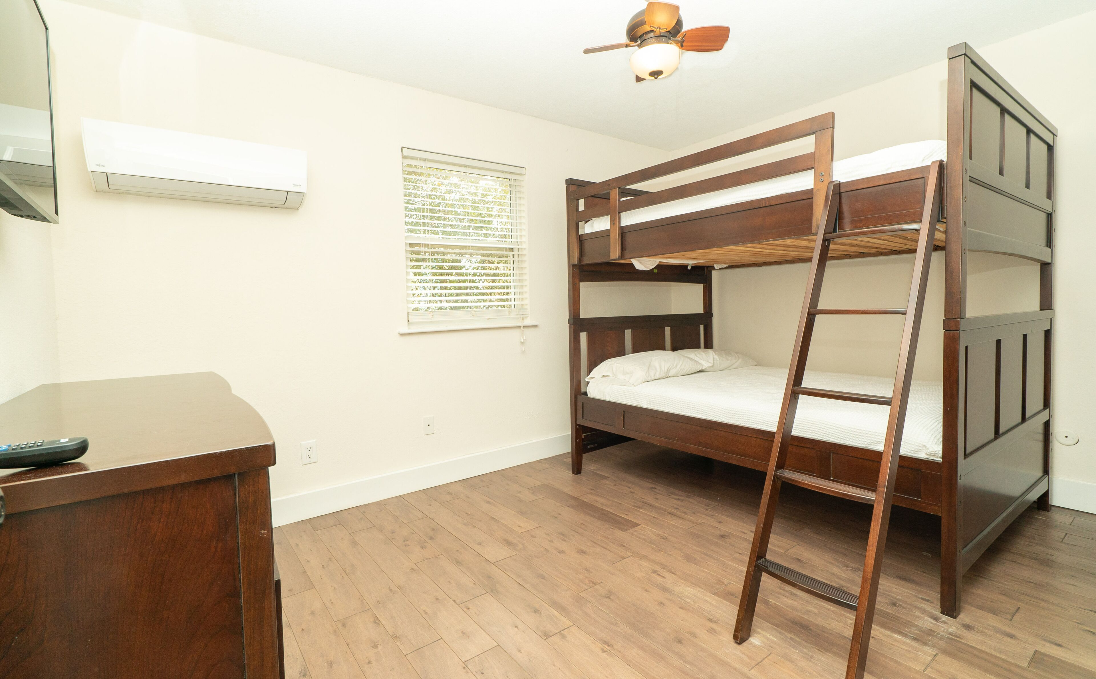 Bologna - Ground Floor Condo 3 Minute Walk to Virginia Beach Boardwalk & Sand