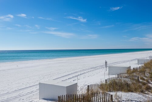 Welcome to The 4 Seas Cottage - FREE Beach Serv.  In Season Mar - Oct!