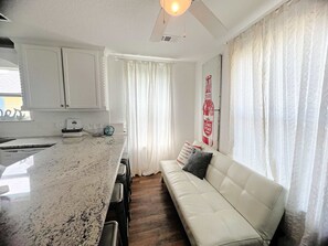 Televisión y oficina 