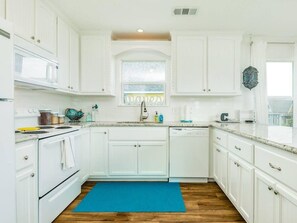 Fridge, microwave, oven, stovetop - Just Take It Easy - Modern Decor, Chill Vibe! (Surfside Beach)