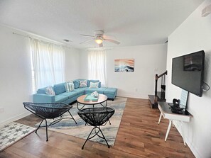 TV, offices - Just Take It Easy - Modern Decor, Chill Vibe! (Surfside Beach)
