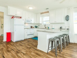 Fridge, microwave, oven, stovetop - Just Take It Easy - Modern Decor, Chill Vibe! (Surfside Beach)