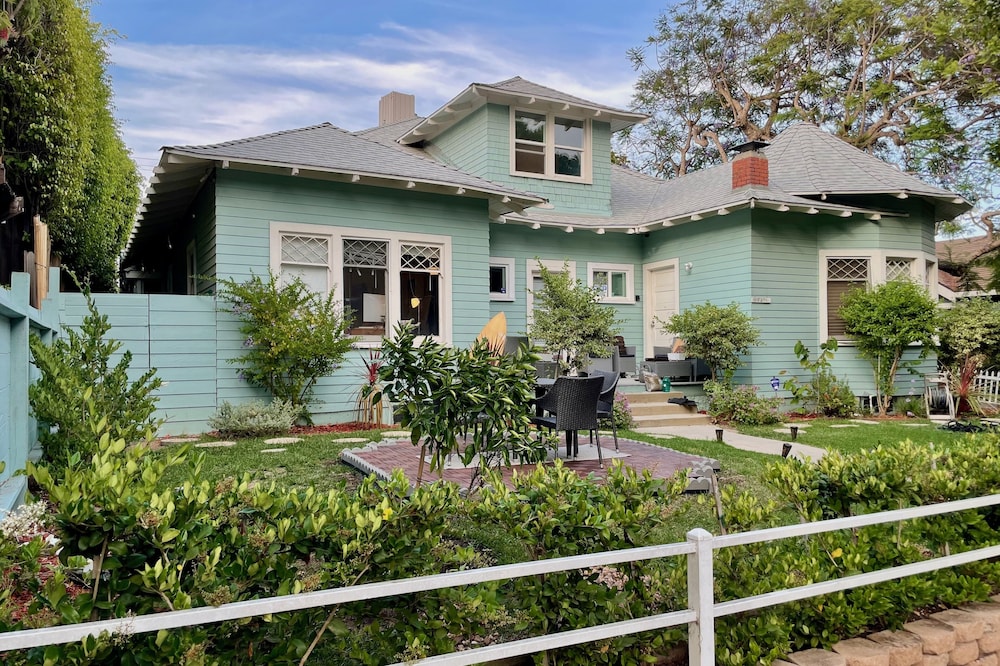 Large Room Available in a Beautiful Victorian Manor in Santa Monica