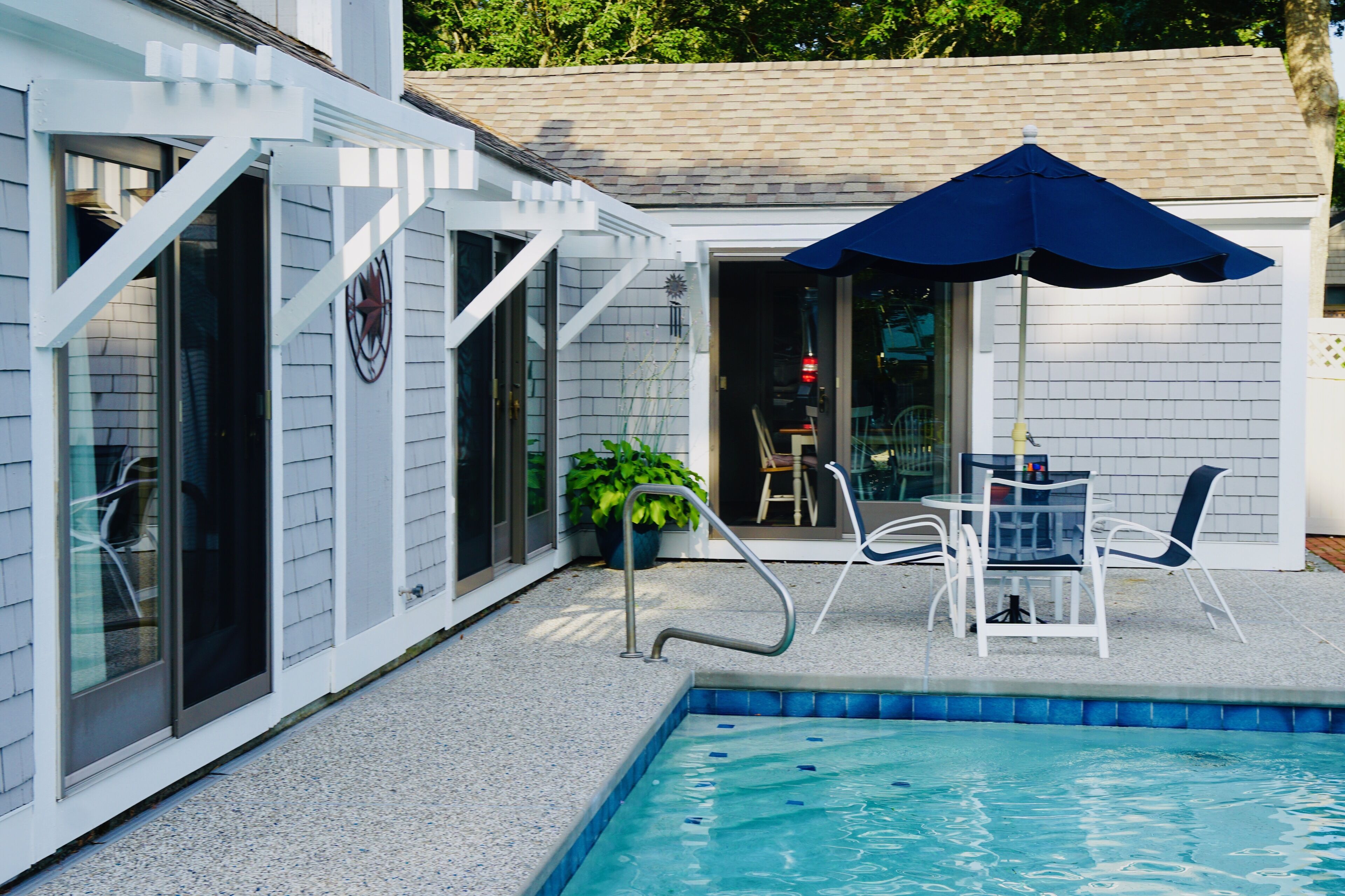 Una piscina al aire libre, una piscina climatizada