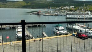 Un port de plaisance avec des bateaux amarrés, un quai et une vue sur le paysage environnant.