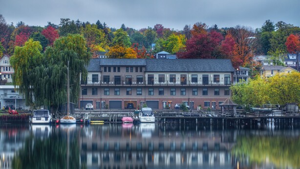 Un bâtiment situé au bord de l’eau, doté d’un quai et de bateaux.